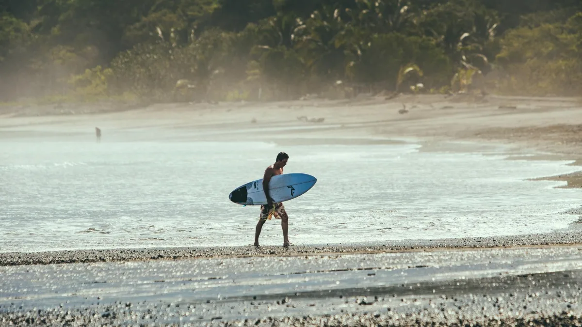 Surfista en una playa de Pedasí