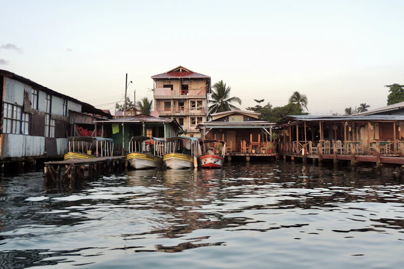 Casas de colores sobre el agua en Bocas del Toro
